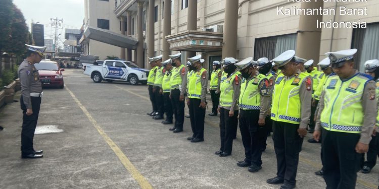 Satgas Kamseltibcar Lantas OMB Kapuas Polda Kalbar Tetap Konsisten Laksanakan Tugas Pokok Dan Fungsinya Meski di Hari Libur Natal