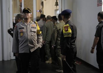Dansatbrimob Polda Kalbar Dampingi Kapolda Kalbar Lakukan Patroli & Peninjauan Gereja Pada Malam Natal 2023