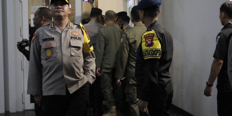 Dansatbrimob Polda Kalbar Dampingi Kapolda Kalbar Lakukan Patroli & Peninjauan Gereja Pada Malam Natal 2023