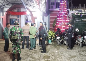 Personel Satbrimob Polda Kalbar Amankan Sejumlah Gereja Untuk Memastikan Hari Natal Berjalan Lancar