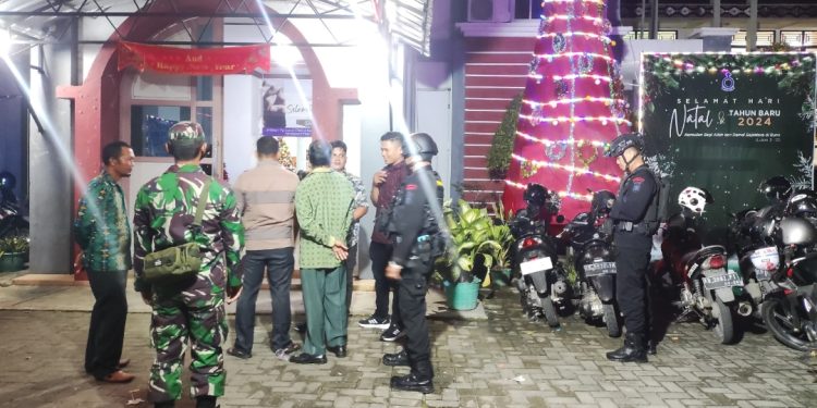 Personel Satbrimob Polda Kalbar Amankan Sejumlah Gereja Untuk Memastikan Hari Natal Berjalan Lancar