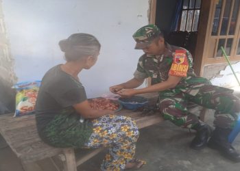 Berbagi Kebahagiaan Kepada Warga Kurang Mampu, Anggota Koramil Garum Berikan Bantuan Sosial