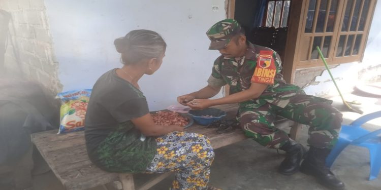 Berbagi Kebahagiaan Kepada Warga Kurang Mampu, Anggota Koramil Garum Berikan Bantuan Sosial