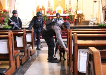 Polresta Malang Kota Bersama Brimob Sterilisasi Sejumlah Gereja Jamin Keamanan Ibadah Natal