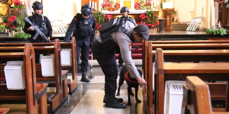 Polresta Malang Kota Bersama Brimob Sterilisasi Sejumlah Gereja Jamin Keamanan Ibadah Natal
