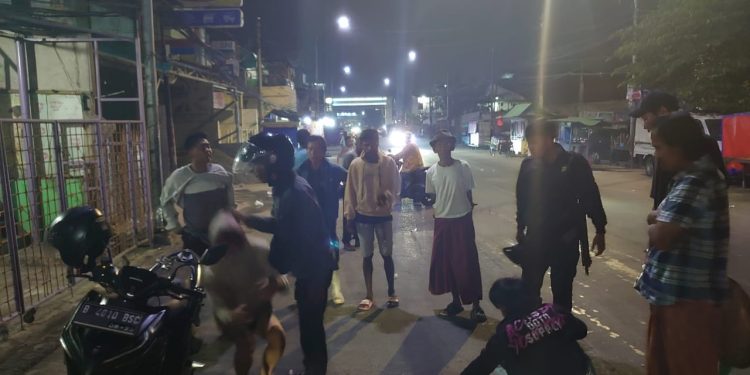 Tim Patroli Perintis Presisi Polres Metro Jakarta Barat  Mengamankan 2  Orang Remaja Membawa  Sajam Celurit , Di duga  Akan Aelakukan Aksi Tawuran