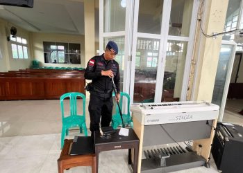 Berikan Rasa Aman Kepada Masyarakat Yang Beribadah, Brimob Kalbar Lakukan Sterilisasi