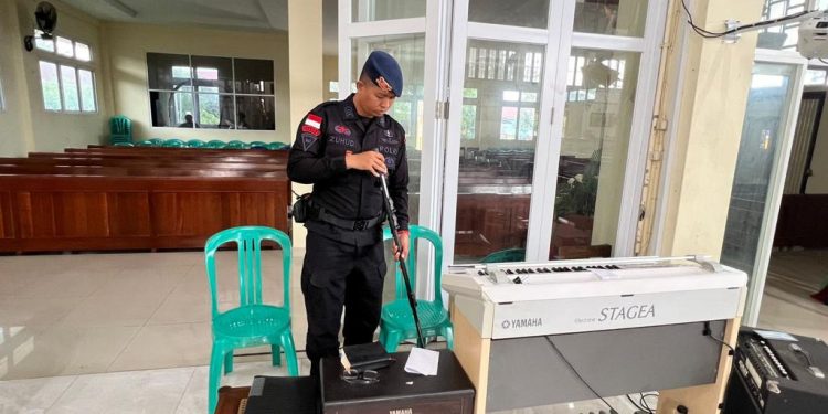 Berikan Rasa Aman Kepada Masyarakat Yang Beribadah, Brimob Kalbar Lakukan Sterilisasi