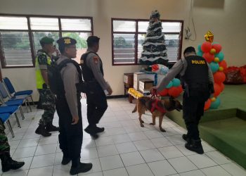 Anjing Pelacak K9 Polres Mojokerto Sterilisasi di Gereja Pastikan Rasa Aman Jemaat