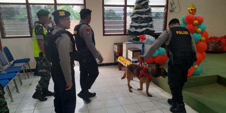 Anjing Pelacak K9 Polres Mojokerto Sterilisasi di Gereja Pastikan Rasa Aman Jemaat