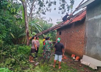 Sinergitas, Polisi bersama TNI dan Warga Tangani Dampak Puting Beliung di Bondowoso
