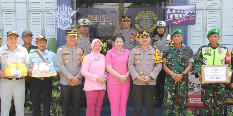 Beri Semangat Personel, Kapolres Kediri Kota Bersama Dandim 0809 dan Ketua Bhayangkari Kunjungi Pospam