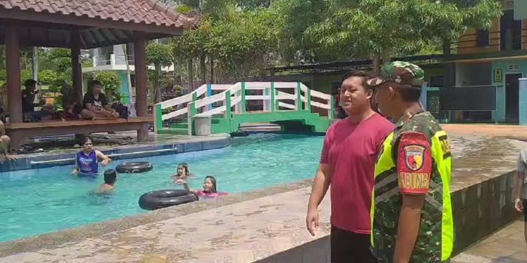 Jaga Wilayah Agar Tetap Kondusif, Anggota Koramil Sanankulon Laksanakan Pengamanan Di Tempat Wisata