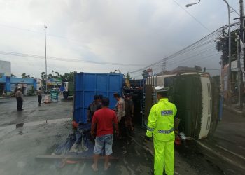 Kolaborasi Berbagai Pihak, Truk Muat Batu Bara Terguling di Jombang Berhasil Dievakuasi