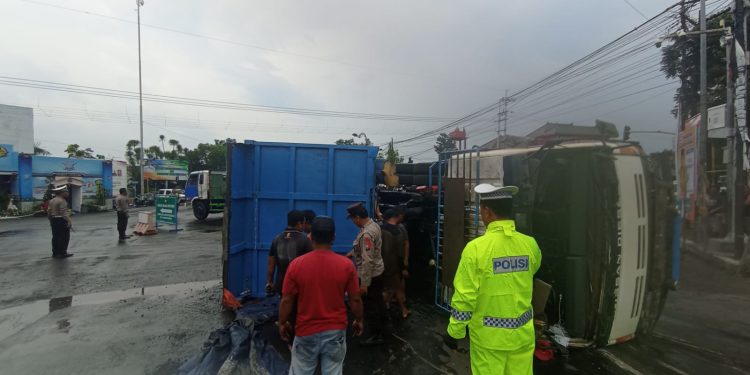 Kolaborasi Berbagai Pihak, Truk Muat Batu Bara Terguling di Jombang Berhasil Dievakuasi