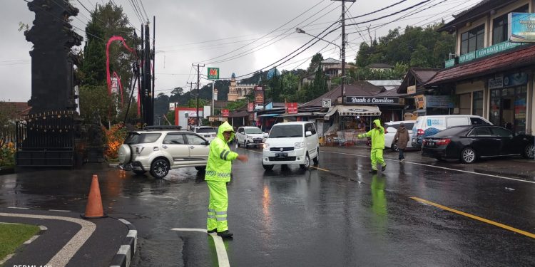 Memasuki Hari ke 5 Ops Lilin Agung 2023, Kapolsek Baturiti Pimpin Gatur Lalin di depan DTW Ulun Danu Beratan