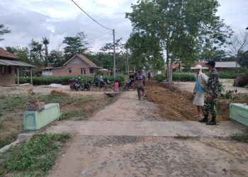 Babinsa Koramil 426-04 Banjar Agung Monitoring Perbaikan Jalan