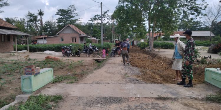 Babinsa Koramil 426-04 Banjar Agung Monitoring Perbaikan Jalan