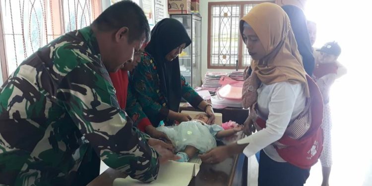 Cegah Stunting Babinsa Koramil 426-04 Banjar Agung Aktif ke Posyandu