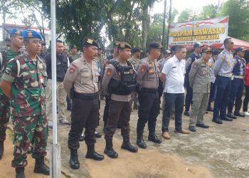 Satgas Operasi Mantap Brata Polres Kubu Raya Dampingi Kegiatan Penertiban Alat Peraga Kampanye oleh Bawaslu Kubu Raya