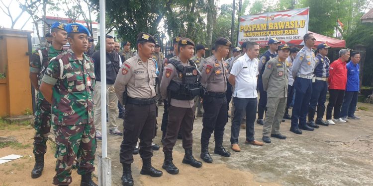 Satgas Operasi Mantap Brata Polres Kubu Raya Dampingi Kegiatan Penertiban Alat Peraga Kampanye oleh Bawaslu Kubu Raya