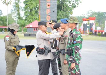 Kapolri Beri Penghargaan Pin Emas Kepada Prajurit TNI dan Anggota Polri yang tergabung dalam Satgas Operasi Damai Cartenz 2023