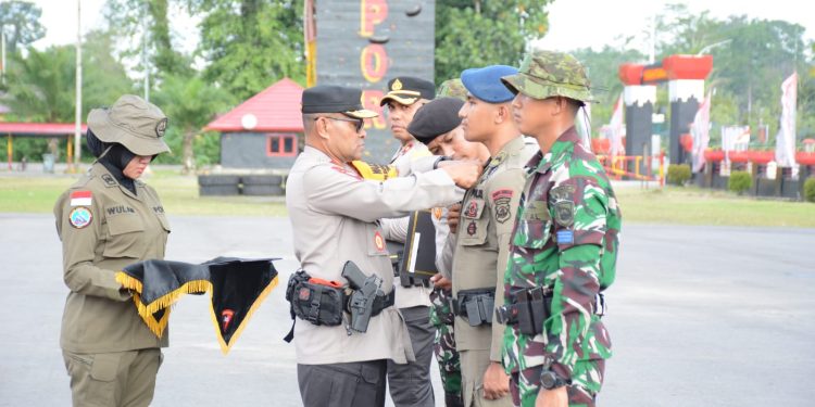 Kapolri Beri Penghargaan Pin Emas Kepada Prajurit TNI dan Anggota Polri yang tergabung dalam Satgas Operasi Damai Cartenz 2023