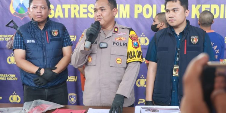 Polres Kediri menggelar rilis pengungkapan kasus temuan mayat perempuan dibawah umur di area persawahan menuju wisata Gua Jegles, Desa Keling, Kecamatan Kepung, Kabupaten Kediri,