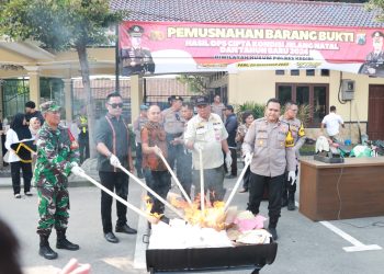 Polres Kediri memusnahkan barang bukti hasil operasi cipta kondisi