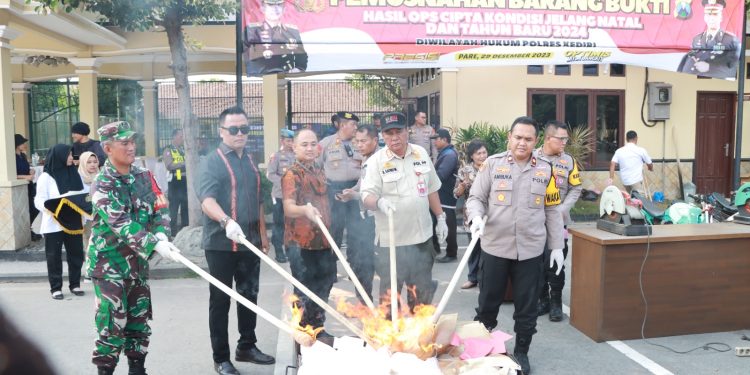 Polres Kediri memusnahkan barang bukti hasil operasi cipta kondisi