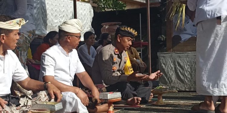 Penyucian Senjata dan Prasarana Pekerjaan Jadi Simbolis Pelaksanaan Tumpek Landep Di Polres Tabanan