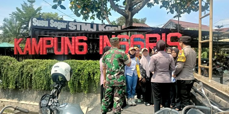 Cegah Gangguan Kamtibmas, Polisi Kediri Gencar Binluh Hingga Pasang Spanduk di Kampung Inggris