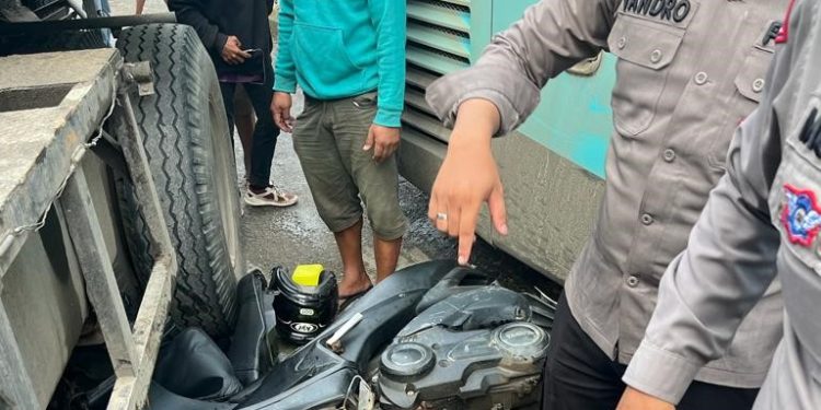 Selamatkan Jiwa Masyarakat, Seorang Polantas Rela Korbankan Sepeda Motor Pribadinya Buat Ganjal Bus Mogok di Atas Jembatan Kapuas 2
