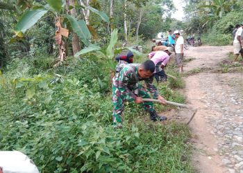 Babinsa Koramil 426-01 Simpang Pematang Dan Warga Gotong Royong Bersihkan Bahu Jalan