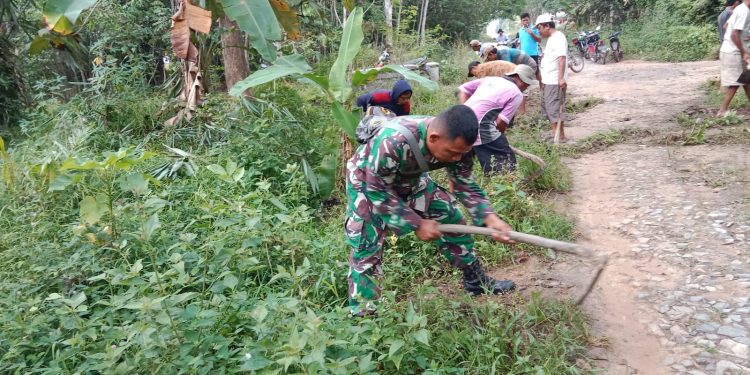 Babinsa Koramil 426-01 Simpang Pematang Dan Warga Gotong Royong Bersihkan Bahu Jalan