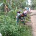 Babinsa Koramil 426-01 Simpang Pematang Dan Warga Gotong Royong Bersihkan Bahu Jalan
