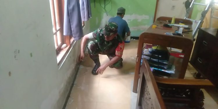 Bantu Atasi Kesulitan Warga Binaannya, Babinsa Koramil Wlingi Terjun Langsung Ke Lapangan