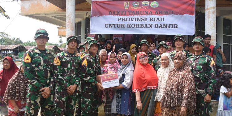 Taruna Akmil Sentuh Hati Rakyat dalam Giat Bakti Sosial Korban Banjir Desa Buluh China