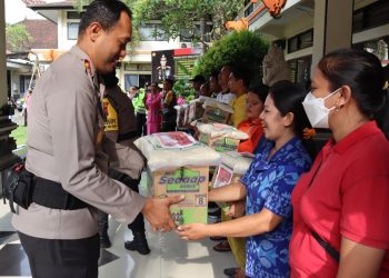 Menyambut Tahun Baru Kapolres Tabanan Berikan Paket Sembako Untuk PHL