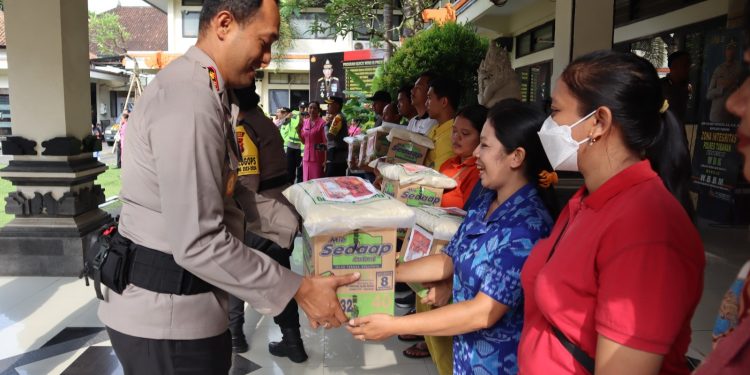 Menyambut Tahun Baru Kapolres Tabanan Berikan Paket Sembako Untuk PHL