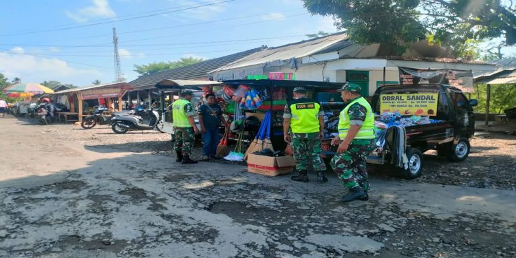 Ciptakan Situasi Yang Aman Dan Kondusif, Anggota Koramil Jajaran Kodim 0808/Blitar Laksanakan Patroli Di Wilayah Masing-Masing