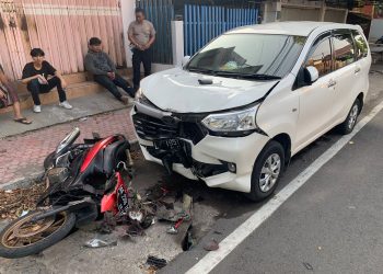Unit Laka Polres Blitar Kota Datangi TKP Pemuda Tabrak Mobil Parkir Pinggir Jalan