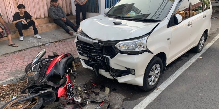Unit Laka Polres Blitar Kota Datangi TKP Pemuda Tabrak Mobil Parkir Pinggir Jalan
