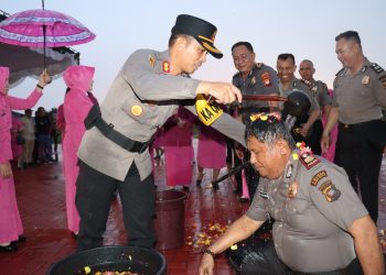 Lantik Kenaikan Pangkat 23 Perwira dan 32 Bintara Periode 1 Januari 2024, Kapolres Kubu Raya : Semakin Tinggi Pangkat, Semakin Tinggi Juga Tanggung Jawab yang Diemban