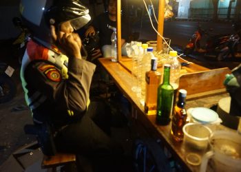 Apes ! Ratusan Botol Minuman Keras Berbagai Jenis Bermerk Buat Dijual dan Pesta Tahun Baru Malah Disita Polsek
