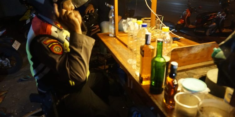 Apes ! Ratusan Botol Minuman Keras Berbagai Jenis Bermerk Buat Dijual dan Pesta Tahun Baru Malah Disita Polsek