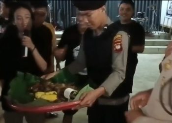 Berbagi Kebaikan di Malam Tahun Baru, Polres Sekadau Bagikan Makanan kepada Warga