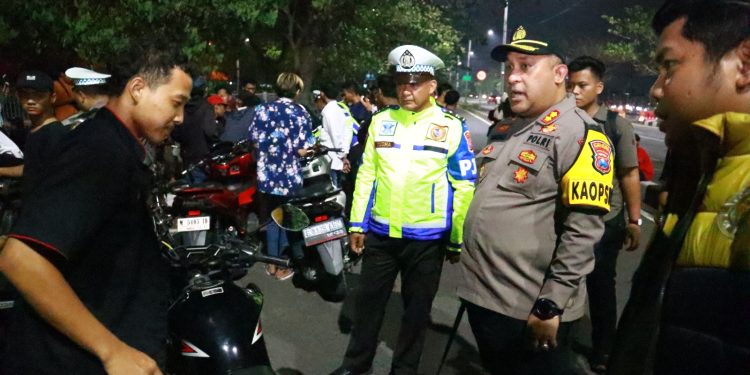 Malam Pergantian Tahun Polres Pelabuhan Tanjungperak Tindak Puluhan Knalpot Brong di Suramadu