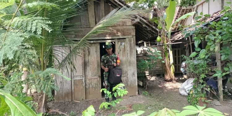 Bantu Atasi Kesulitan Warga Binaannya, Anggota Koramil Bakung Laksanakan Kegiatan Babinsa Masuk Dapur