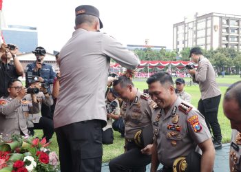 Kapolda Jatim Pimpin Upacara Kenaikan Pangkat 2.925 Personel di Penghujung Tahun 2023